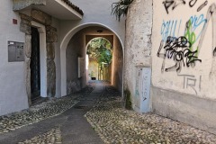 DI-F_2401_984909-Tessiner_Gasse-Roth_Yvonne-RH DI-F_2401_984909-Tessiner_Gasse-Roth_Yvonne-RH
