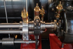 DI-P_2501_324410-Einer_dreht_fast_durch_Drei_schauen_zu-Schaeffler_Dietrich-SB