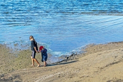 FB-F_2501_900209-Muscheln_suchen-Ruefer_Sibylla-RH